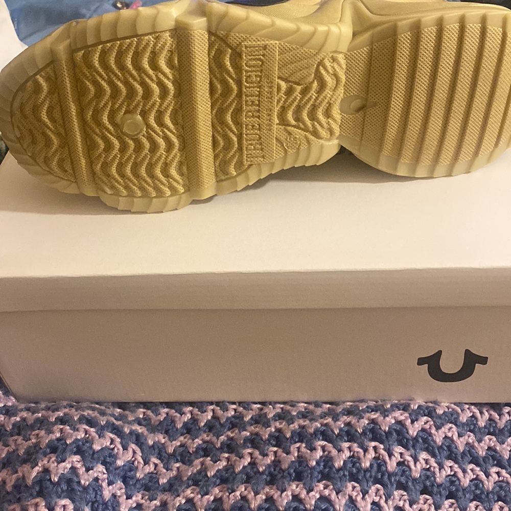 Men Gold True Religion Shoe!! - Picture 2 of 3